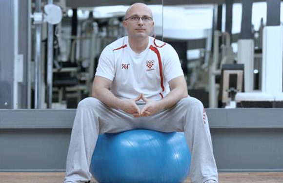Dejan Spasić na pilates lopti u teretani