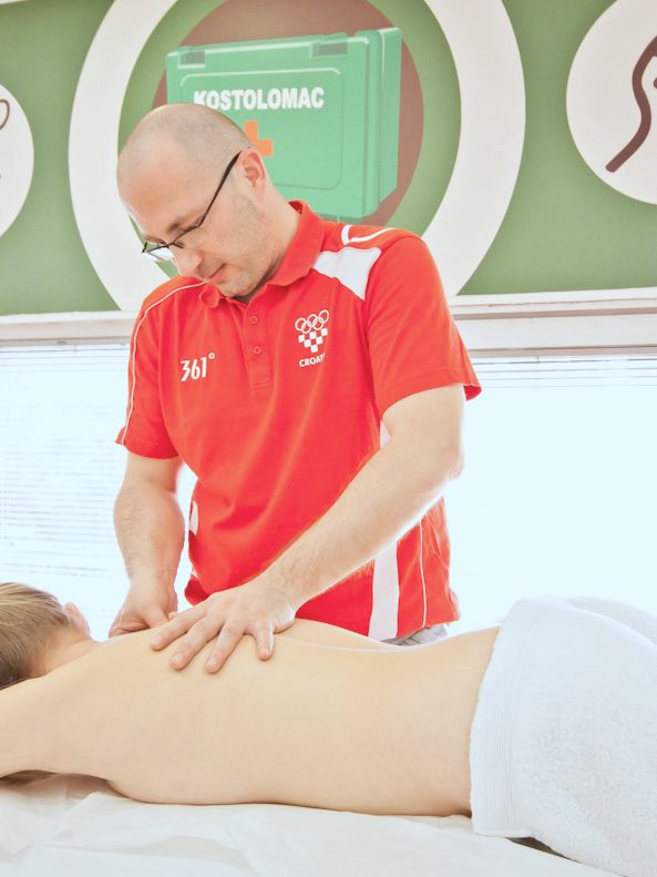 Dejan Spasić u majici hrvatske olimpijske reprezentacije, u dvorani ordinacije