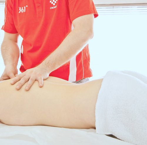 Ruke fizioterapeuta tijekom masaže leđa