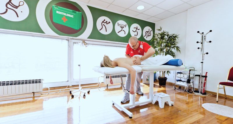 Medicinska masaža u svijetloj dvorani ordinacije